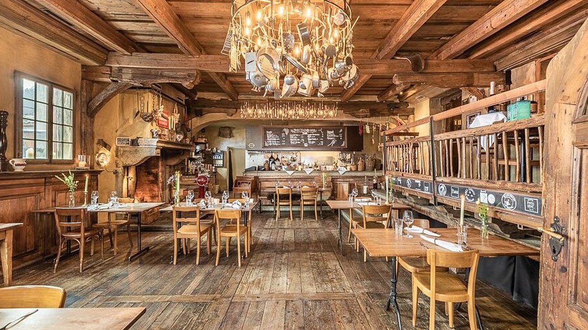 Grottino 1313 Restaurant Innenraum mit Holzelementen und Kronleuchter